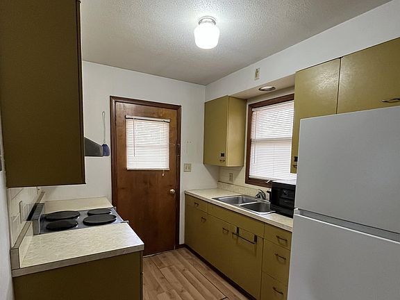 3rd image of 705 Cedar St