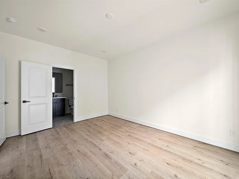 2722 Nagle St — Photo 11
