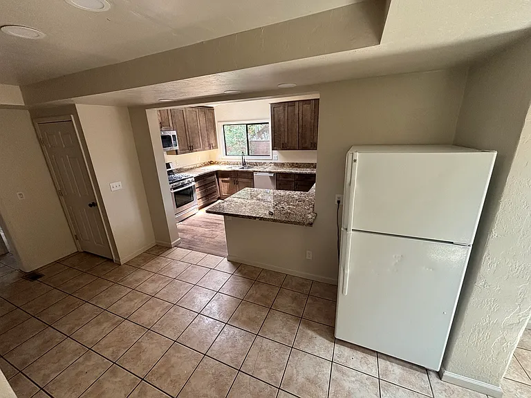 3448 S Litzler Dr — Photo 4