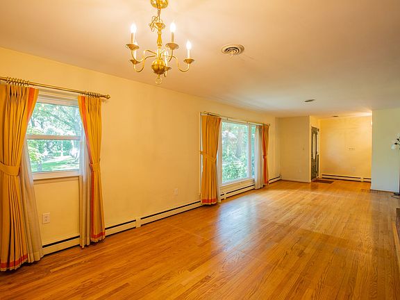 5th image of 702 Laurel Ln
