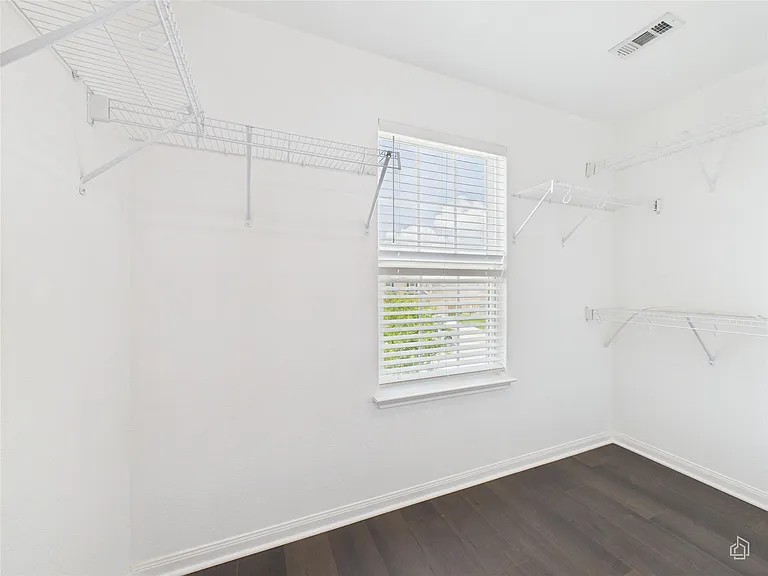 1687 Twin Estates Dr — Photo 12