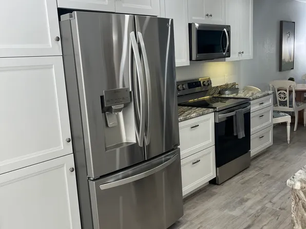 781 Wiggins Lake Dr APT 104, Naples, FL 34110