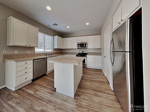 5th image of 916 E El Campo Grande Ave