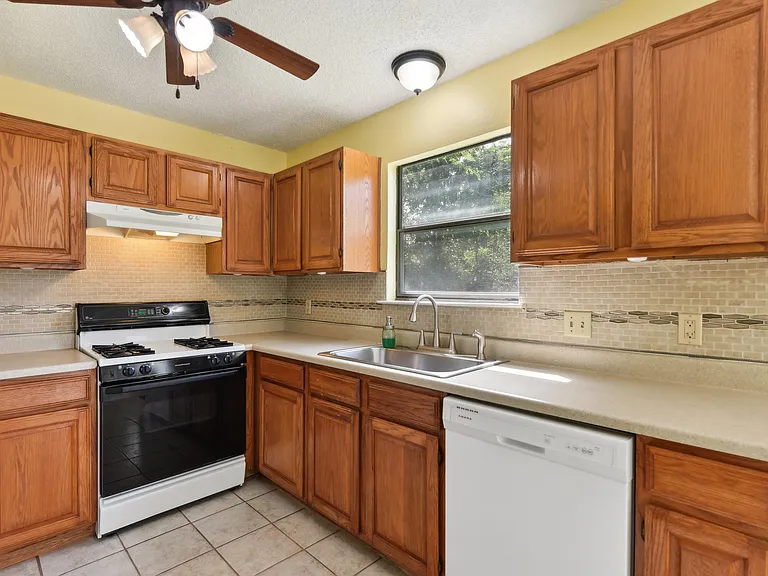 3217 Honeysuckle Dr — Photo 6