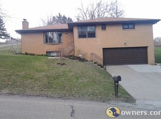 201 Virginia Dr, Oakdale, PA 15071