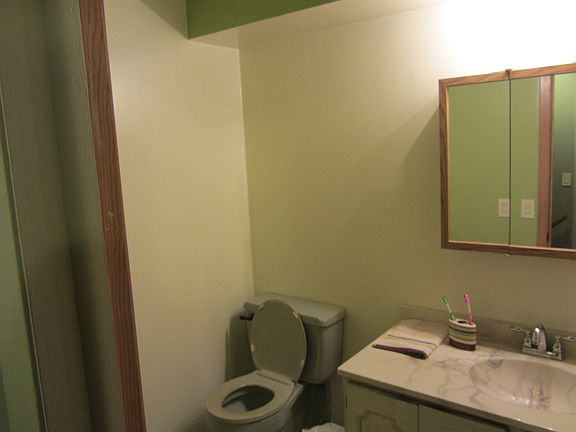 Upstairs 1/2 Bathroom