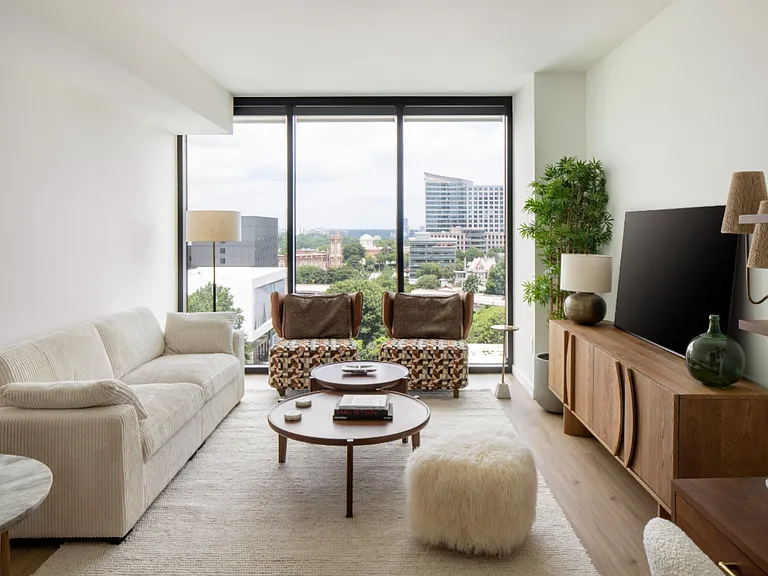 Emmi Midtown — Photo 11