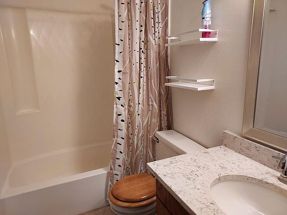 Full bathroom in hallway