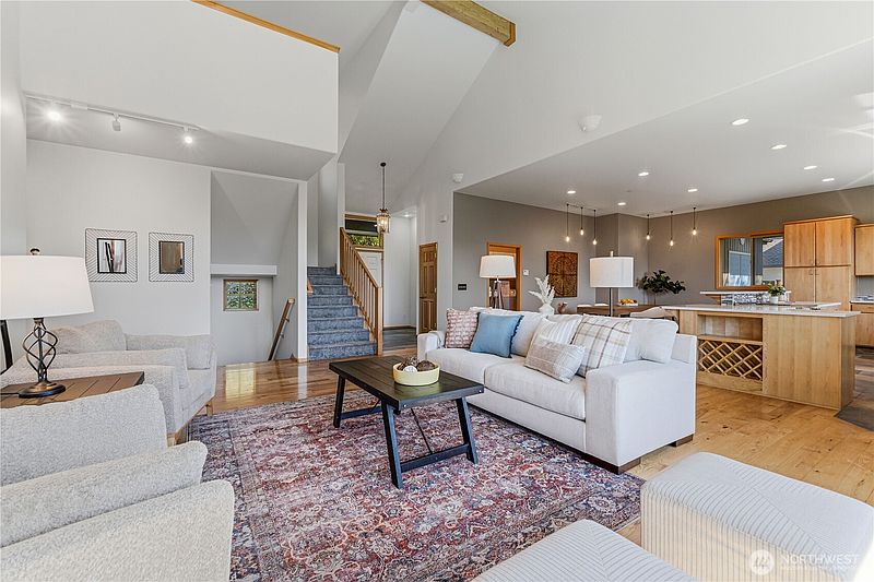 5th image of 323 Stoneybrook Lane