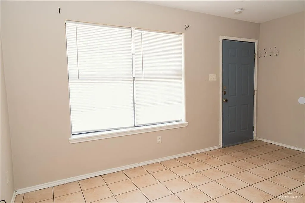 2 bed, 2.0 bath, 930 sqft, $900 — Photo 3
