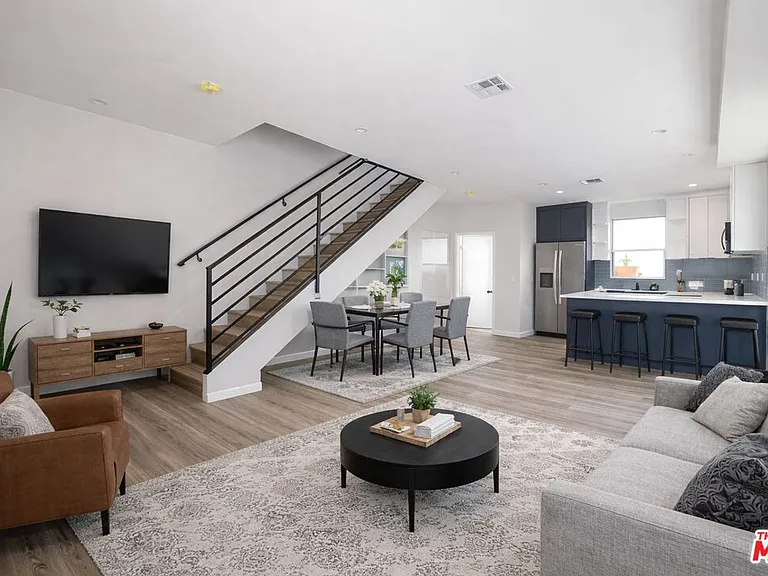 6702 Balboa Blvd #1 — Photo 2