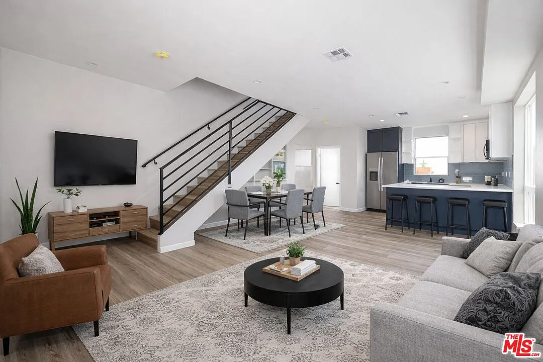 Building Photo - 6702 Balboa Blvd #1