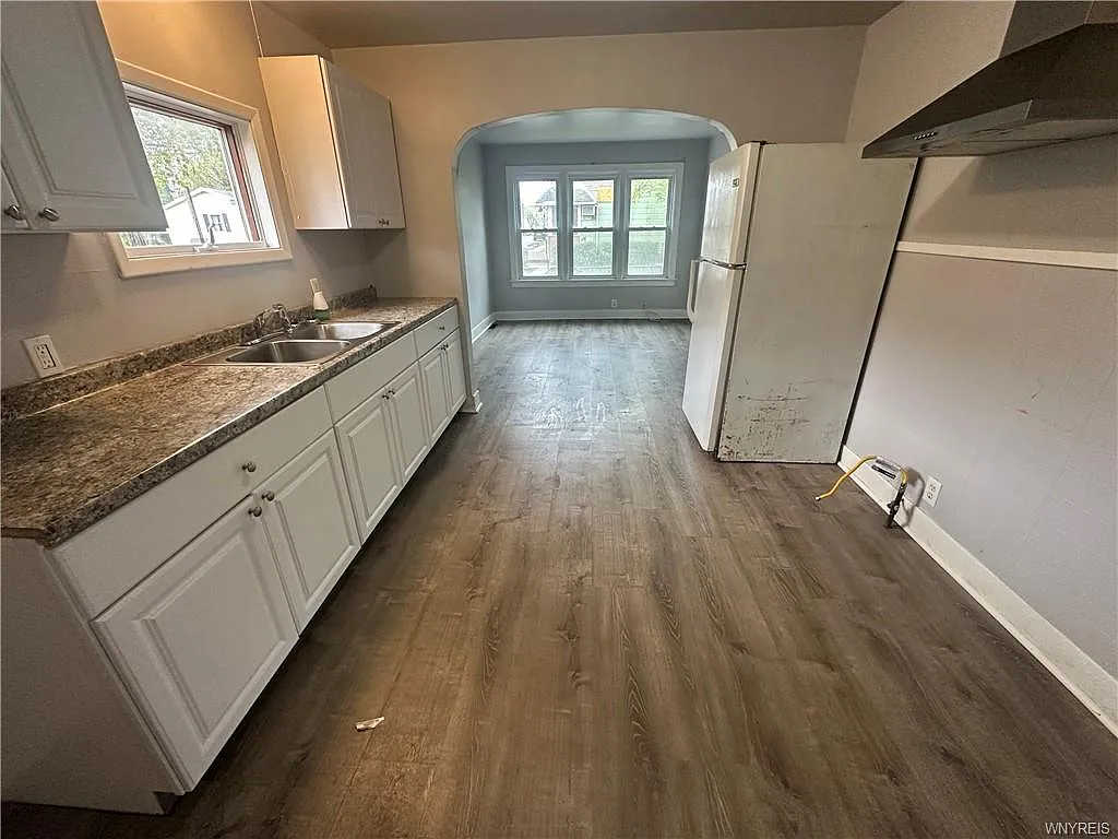 122 Austin St — Photo 1