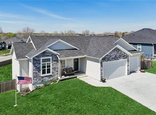 594 N Oakwood Ln, Tonganoxie, KS 66086