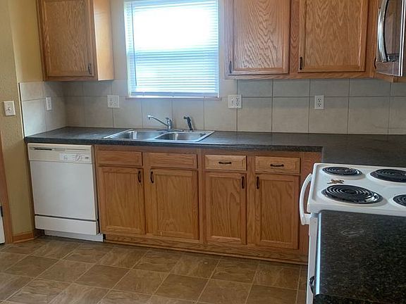 4th image of 1002 NE Deer Creek Dr