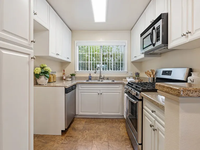 5500 Owensmouth Ave #331 — Photo 12