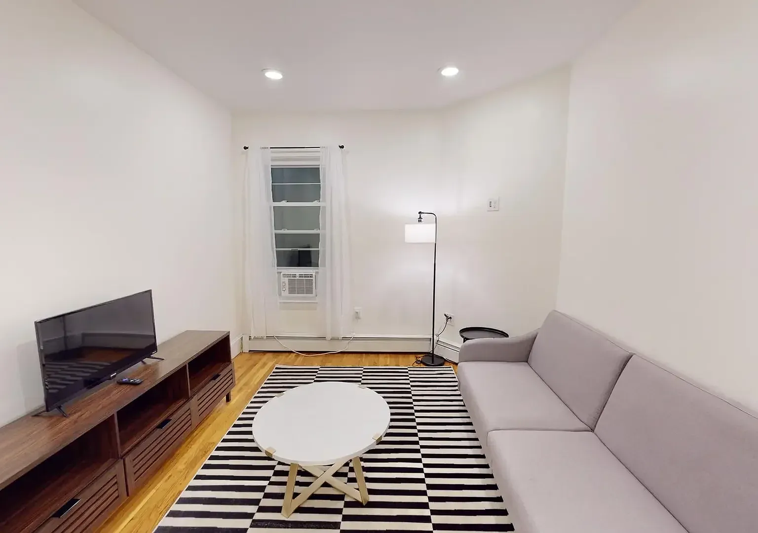 3 bed, 1000 sqft, $3,100 — Photo 4