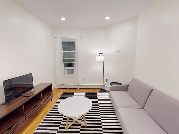 4th image of 21 Rossmore St #2