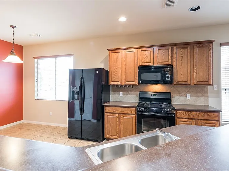 913 Brighton Pl — Photo 11