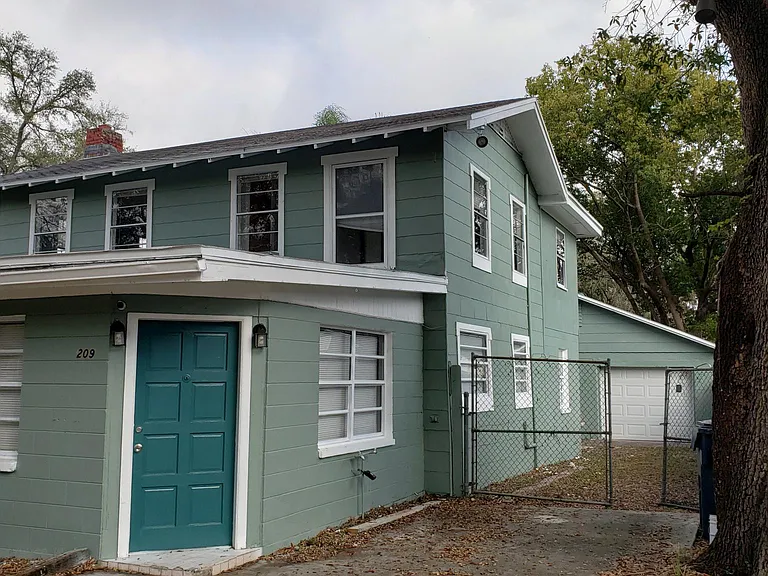 209 W Kirby St — Photo 2