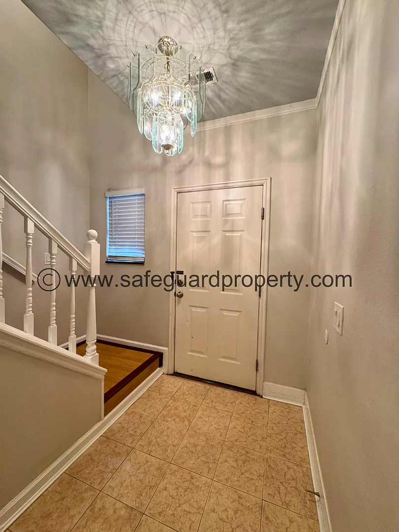 Modern Townhome in Gated Community — Photo 3