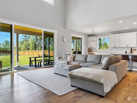 4th image of 13706 190th Avenue E