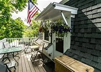2 bed, 1.0 bath, 9999 sqft, $2,600 — Photo 2