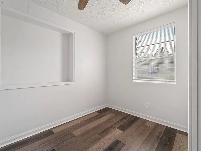 1081 Ontario St — Photo 13