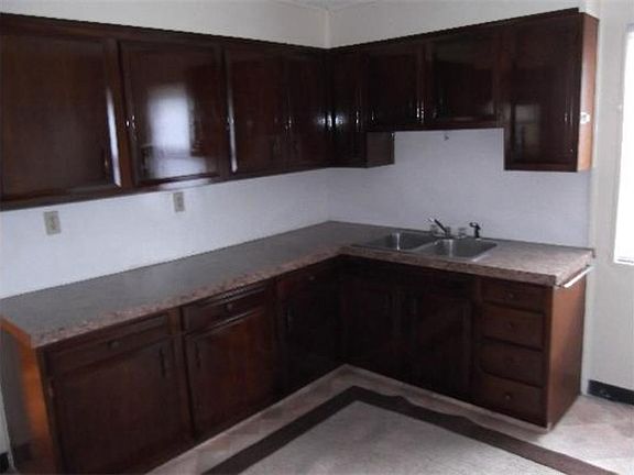 3rd image of 1009 E Main St