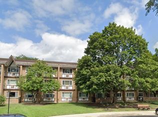 360 Claymoor APT 1E, Hinsdale, IL 60521