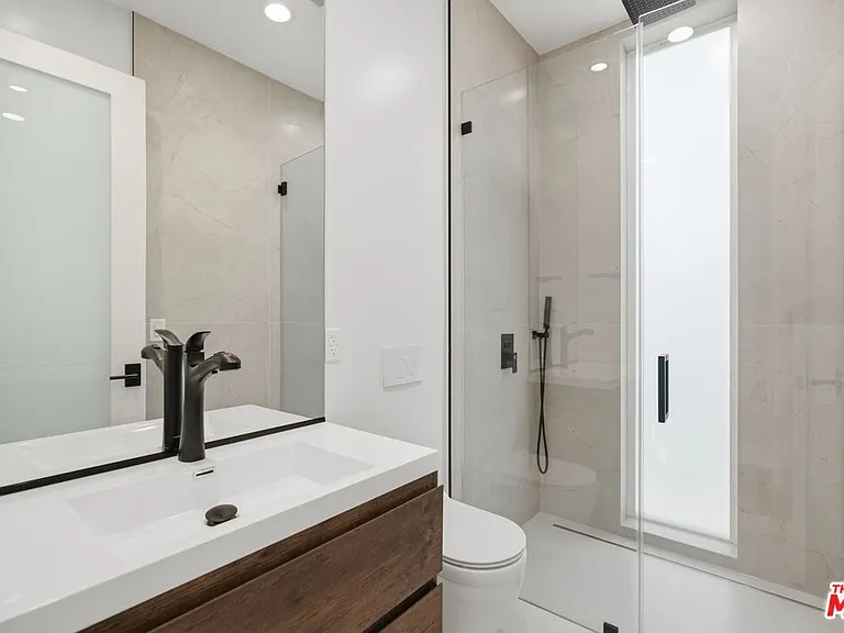 11615 Burbank Blvd #3/4 — Photo 12