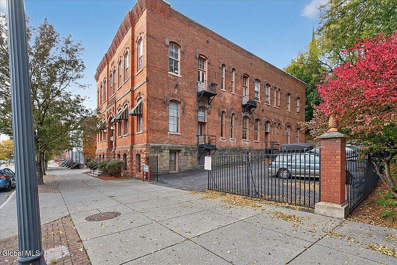 3rd image of 206 N Pearl Street #204