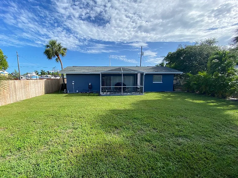 2772 Bayview Dr — Photo 9