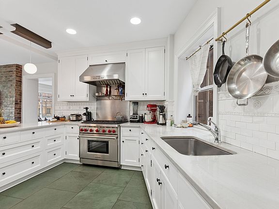 4th image of 277 W 12th St