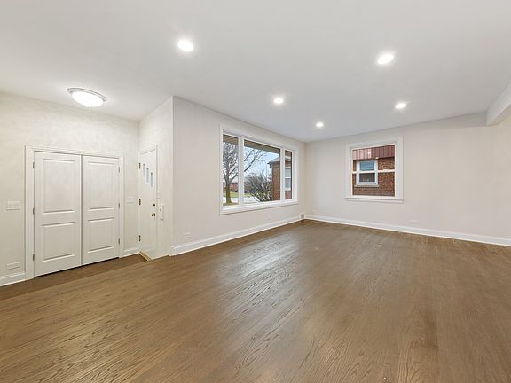 3rd image of 1930 Balmoral Ave