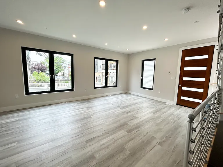 241 W Third Street Pl #R — Photo 6
