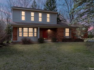 643 Pine Tree Ct, Walled Lake, MI 48390