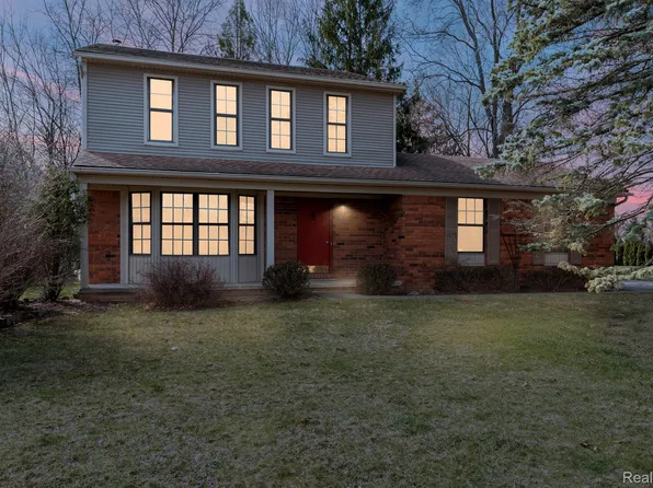 643 Pine Tree Ct, Walled Lake, MI 48390
