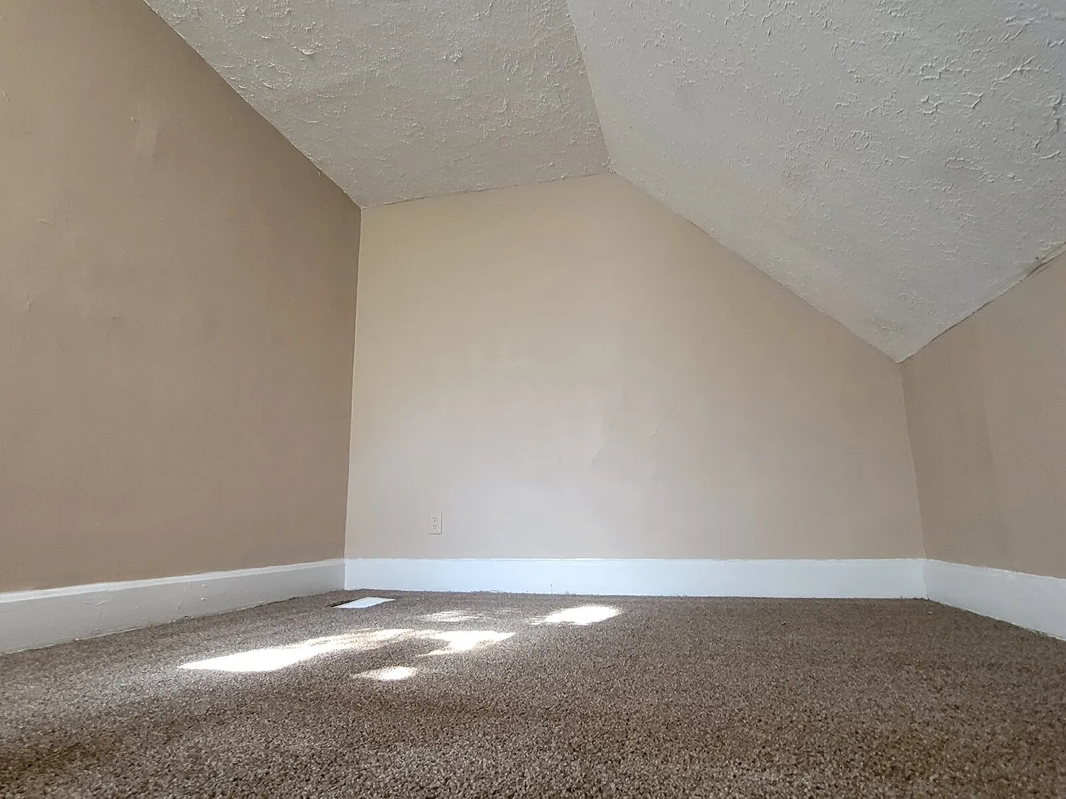 3 bed, $925 — Photo 2
