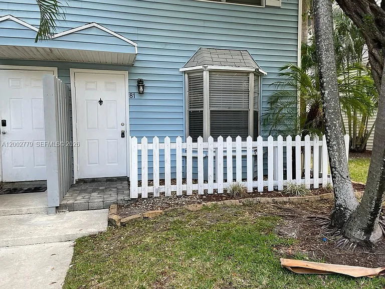 81 SW 3rd St #81 — Photo 2