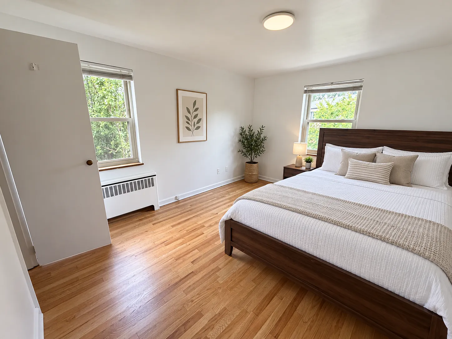 Spacious 1 Bedroom with Hardwood floors and Stainless Appliances — Photo 1