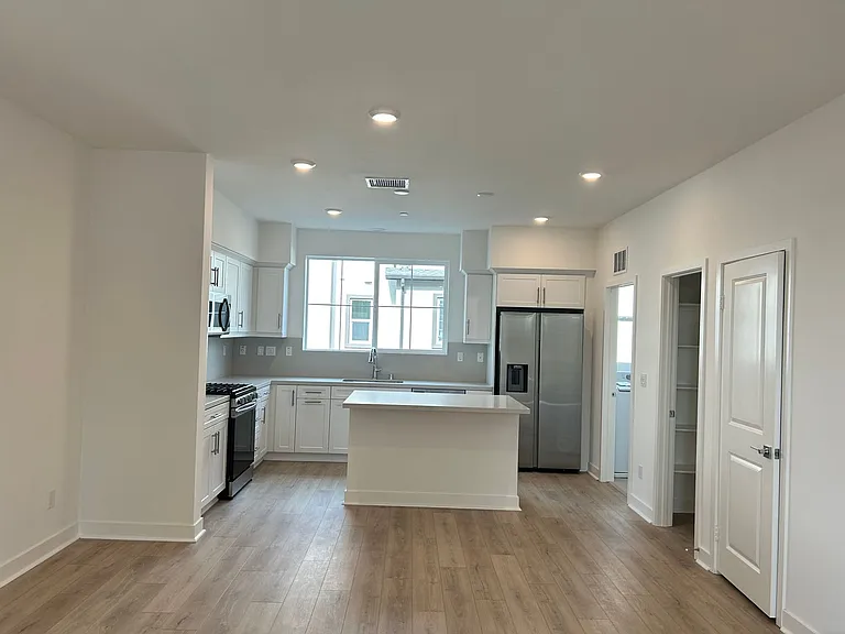 11753 Florence Ave — Photo 11