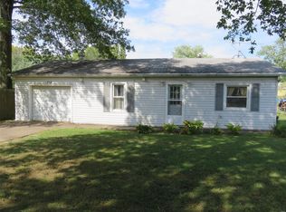 812 Chestnut Dr, Godfrey, IL 62035