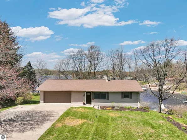 9561 Peterson Dr, Cadillac, MI 49601