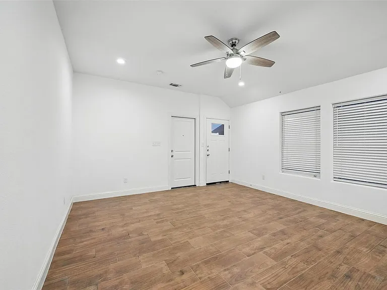 607 E Carter St #609 — Photo 5