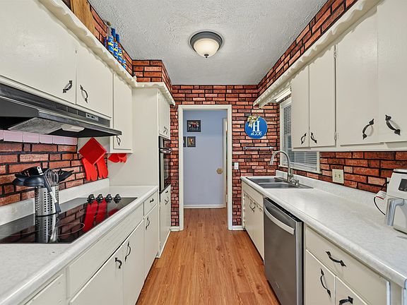 4th image of 2219 Edward St