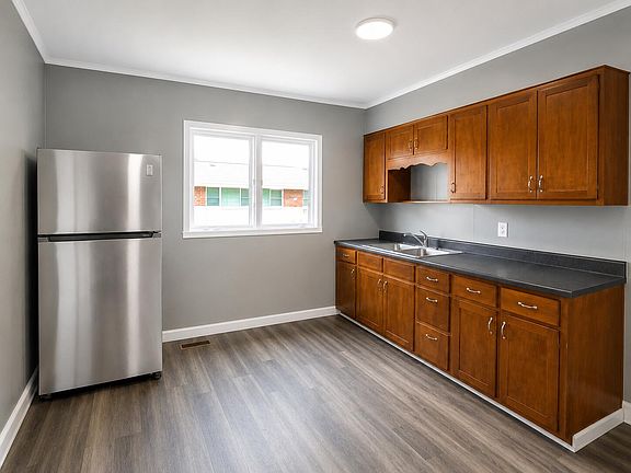 4th image of 910 Robertson St