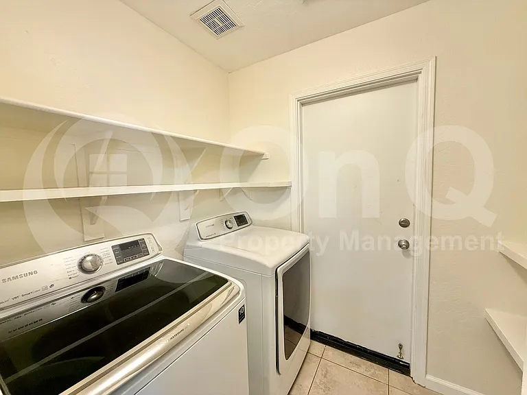 417 E Cantebria Dr — Photo 20