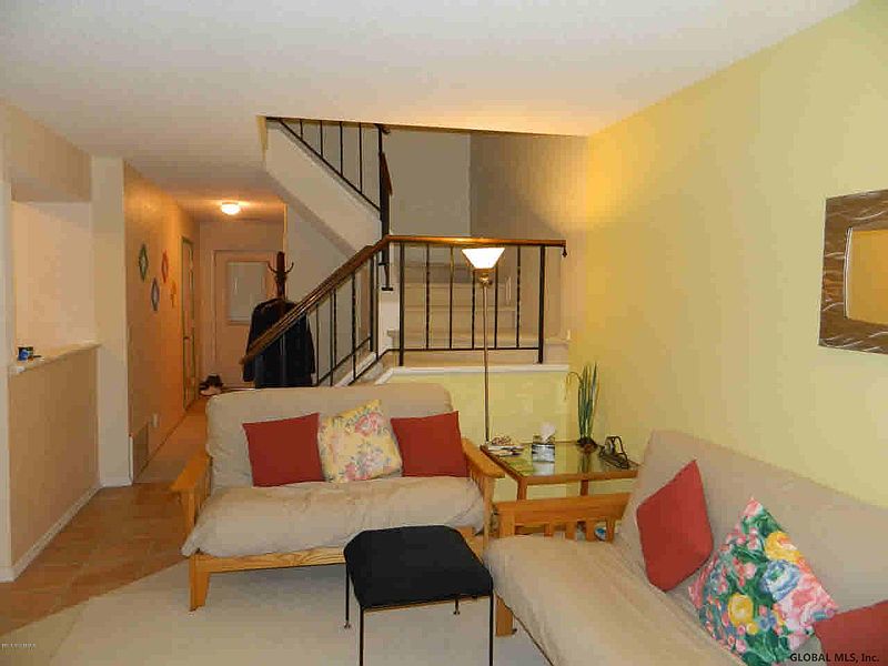 5th image of 19 Tiffany Lane