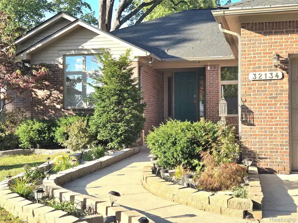 32134 Leona St, Garden City, MI 48135